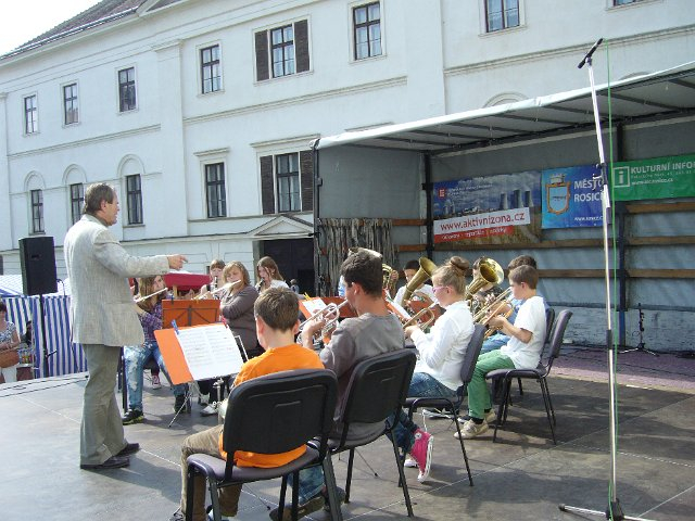 Vystoupení dechového souboru na česnekových slavnostech v Rosicích 20.9.2014