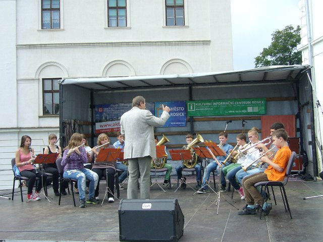 Vystoupení dechového souboru na česnekových slavnostech v Rosicích 20.9.2014