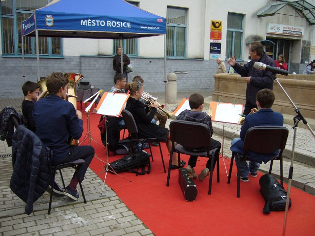 Vystoupení dechového souboru při slavnostním odhalení kašny v Rosicích 9.10.2014