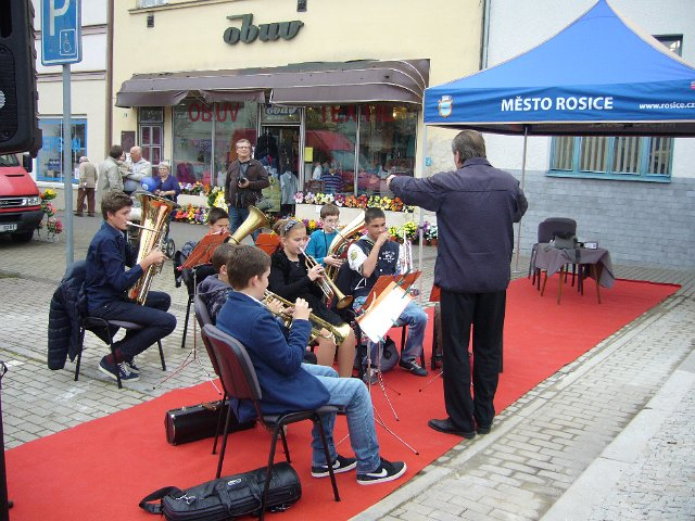 Vystoupení dechového souboru při slavnostním odhalení kašny v Rosicích 9.10.2014