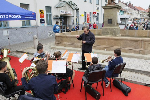 Vystoupení dechového souboru při slavnostním odhalení kašny v Rosicích 9.10.2014