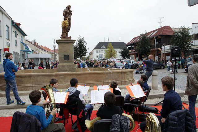 Vystoupení dechového souboru při slavnostním odhalení kašny v Rosicích 9.10.2014