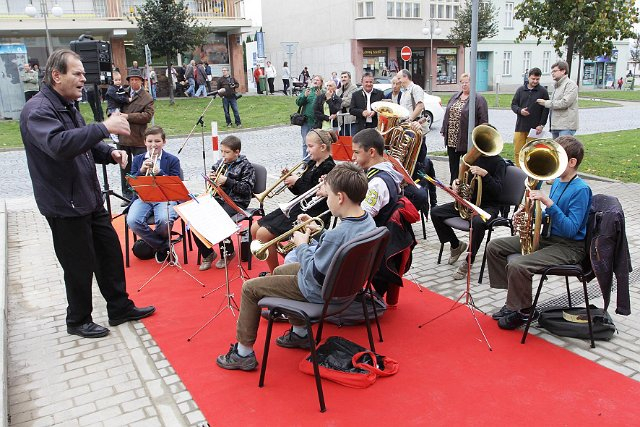 Vystoupení dechového souboru při slavnostním odhalení kašny v Rosicích 9.10.2014