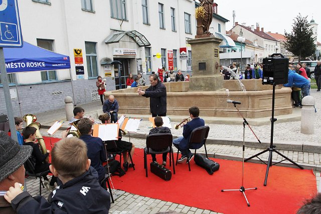 Vystoupení dechového souboru při slavnostním odhalení kašny v Rosicích 9.10.2014