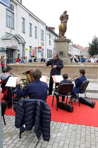 Vystoupení dechového souboru při slavnostním odhalení kašny v Rosicích 9.10.2014