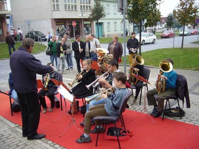 Vystoupení dechového souboru při slavnostním odhalení kašny v Rosicích 9.10.2014