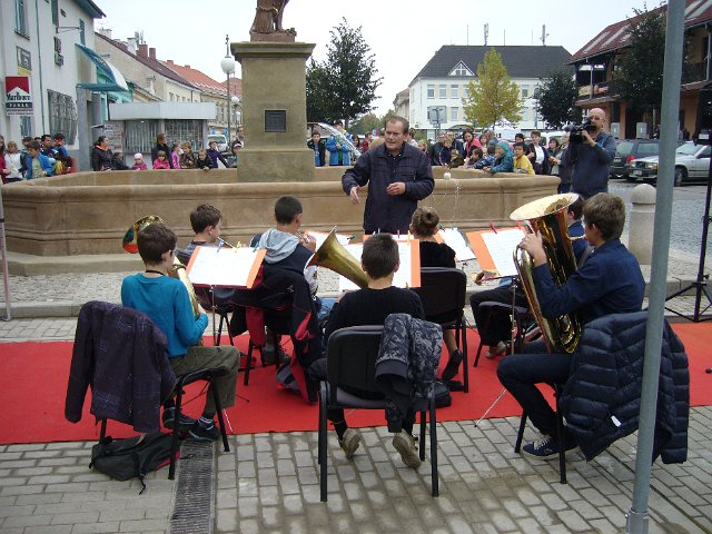 Vystoupení dechového souboru při slavnostním odhalení kašny v Rosicích 9.10.2014