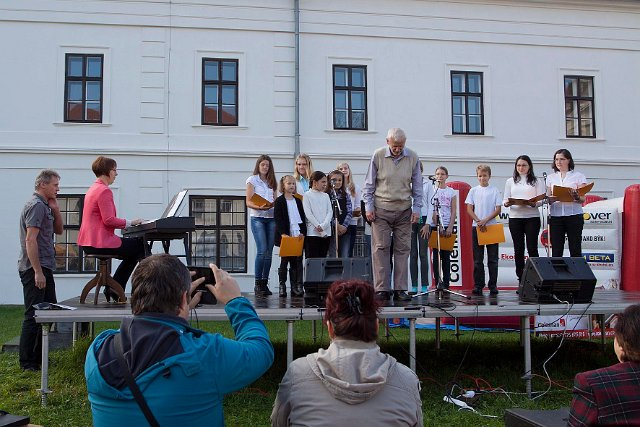 Vystoupení pěveckého sboru na farmářském trhu v Rosicích 12.10.2014