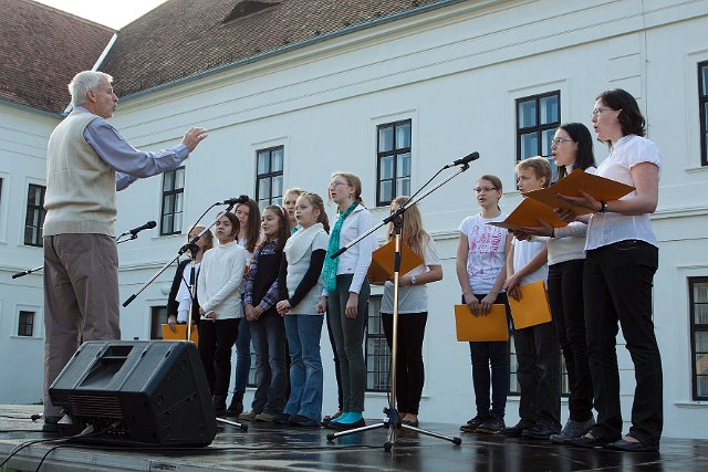 Vystoupení pěveckého sboru na farmářském trhu v Rosicích 12.10.2014