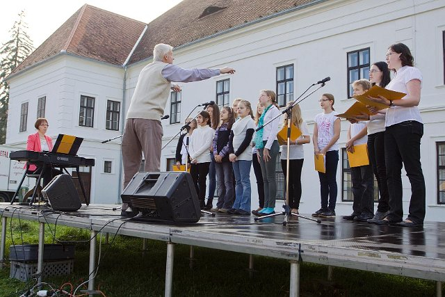 Vystoupení pěveckého sboru na farmářském trhu v Rosicích 12.10.2014