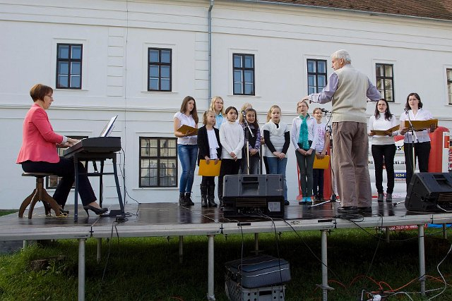 Vystoupení pěveckého sboru na farmářském trhu v Rosicích 12.10.2014