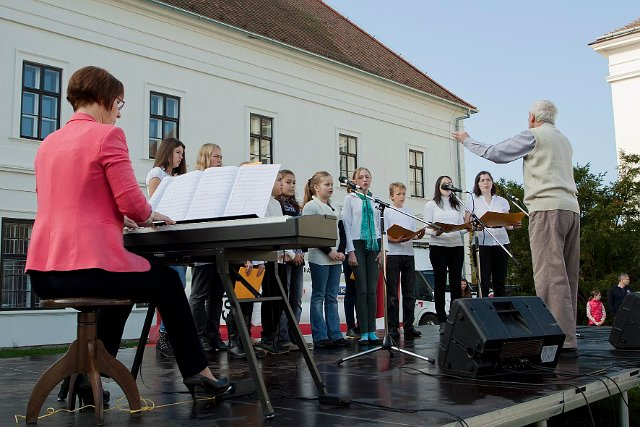 Vystoupení pěveckého sboru na farmářském trhu v Rosicích 12.10.2014