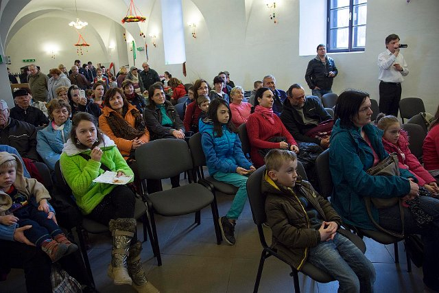 Vystoupení žáků na velikonočnim kumštování v Rosicích 28.3.2015