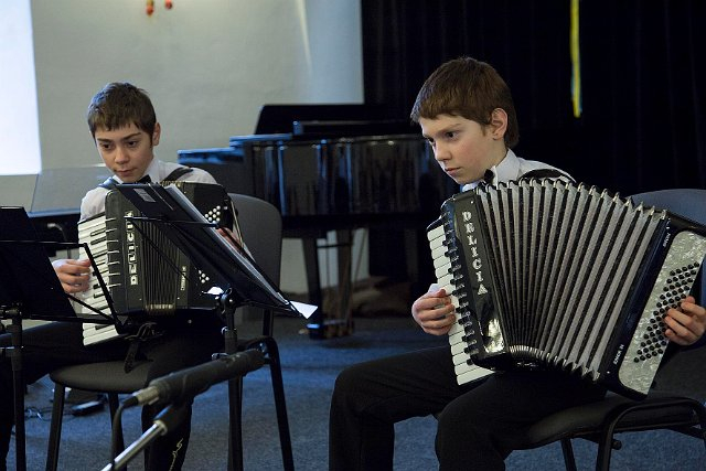 Vystoupení žáků na velikonočnim kumštování v Rosicích 28.3.2015