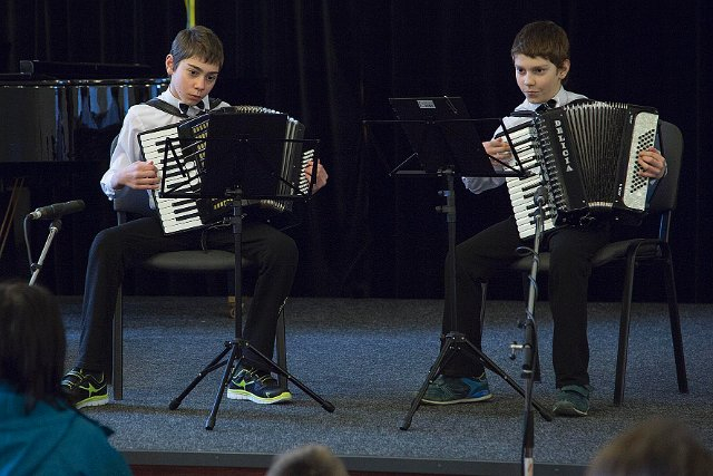 Vystoupení žáků na velikonočnim kumštování v Rosicích 28.3.2015